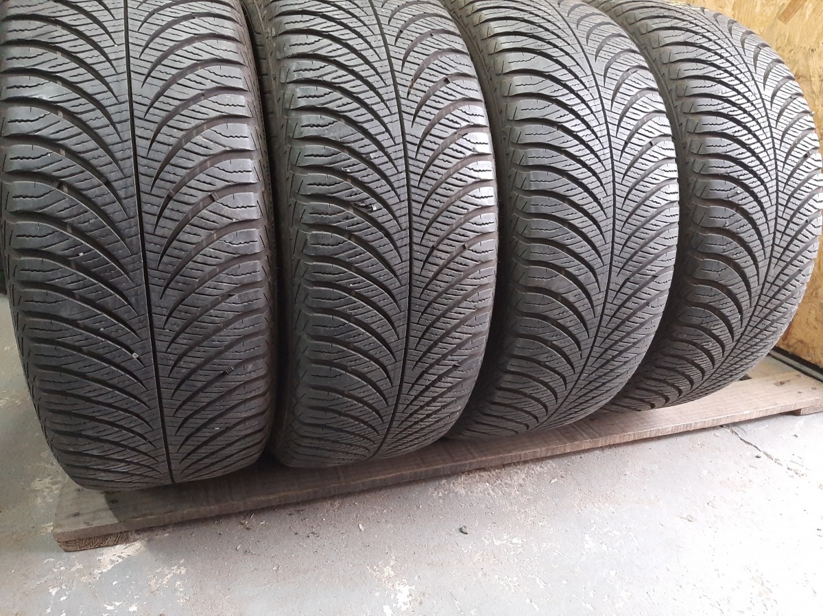 Придбати вживані шини GoodYear Vector 4 seasons … 215/55 R 17