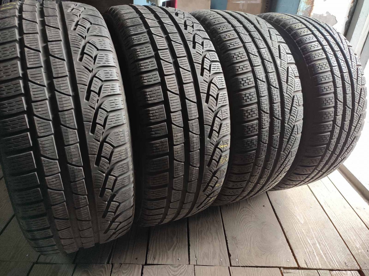 Придбати вживані шини Pirelli Sottozero Winter 240   235/45 R 18