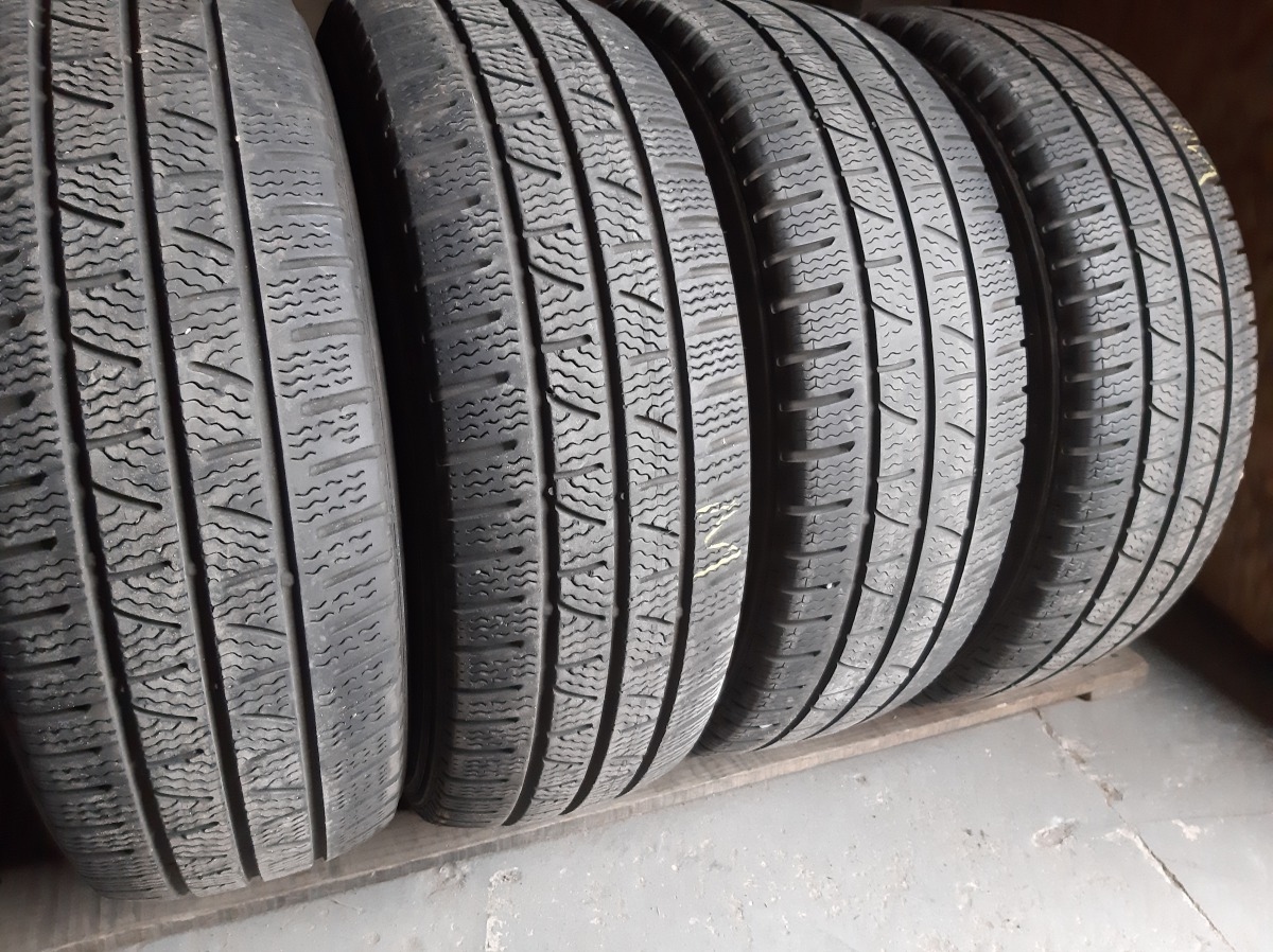 Придбати вживані шини Pirelli Carrier Winter  235/65 R 16C