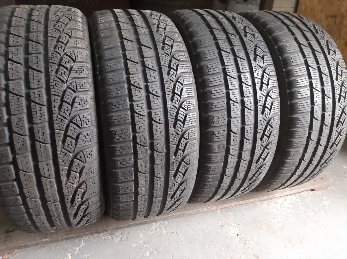 Придбати вживані шини Pirelli Sottozero Winter 240 235/45 R 18