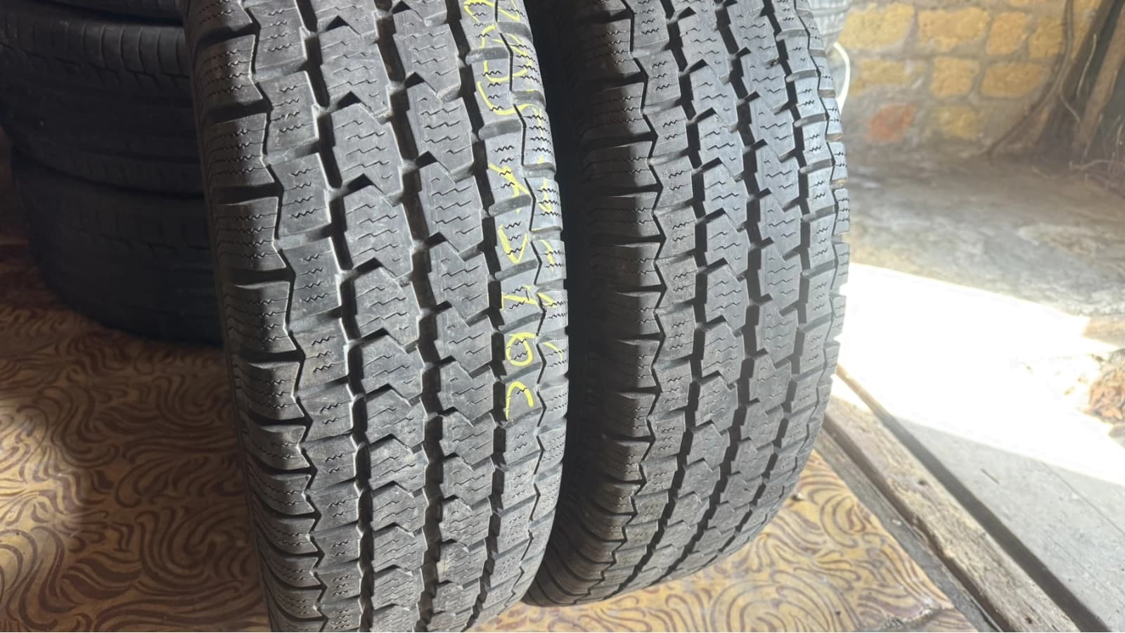 Придбати вживані шини Continental VancoFourSeason 2 205/75 R 16C Вживані шини з Європи Continental VancoFourSeason 2 205/75 R 16C