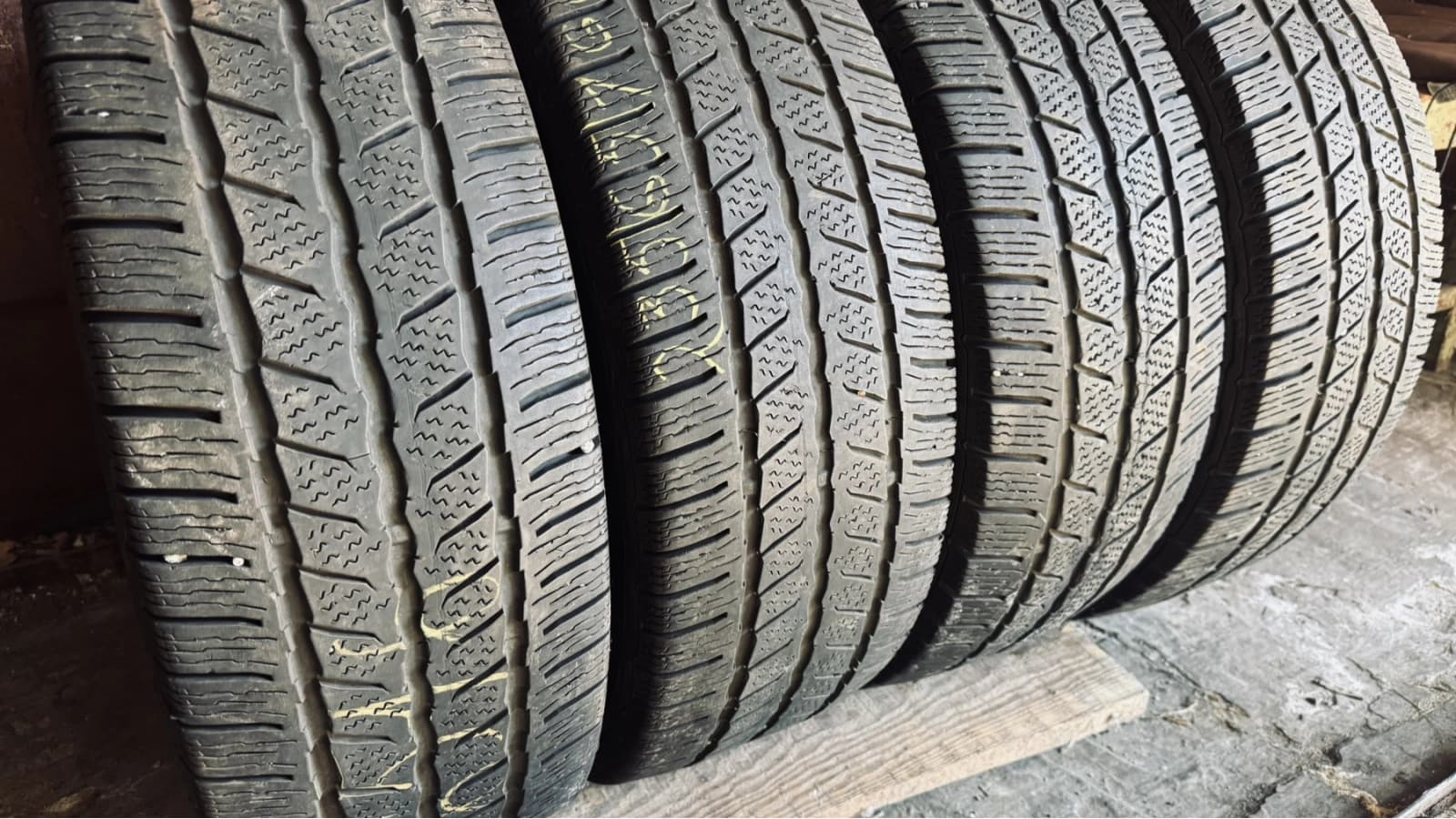 Вживані шини з Європи Continental Van Contact Winter     235/65 R 16C
