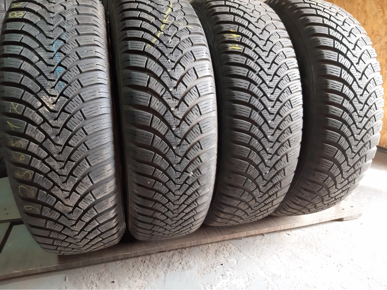 Вживані шини з Європи Falken EuroWinter HS 01 suv        225/65 R 17
