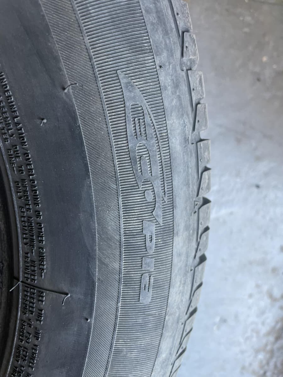Вживані шини Bridgestone B250 215/60 R 16