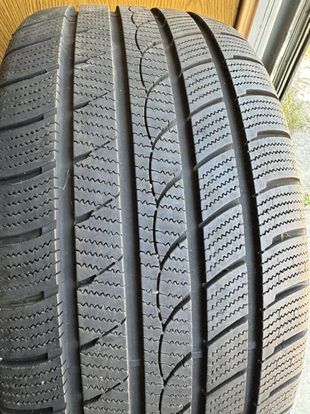 Вживані шини Tracmak Ice-Plus S 220 275/40 R 20