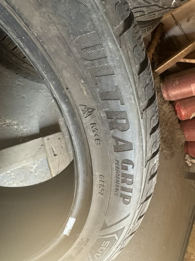 Вживані шини Goodyear UltraGripPerfomance SUV 275/45 R 20