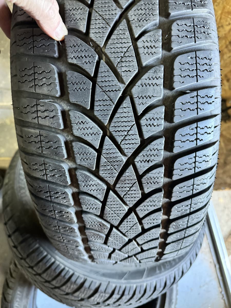 Вживані шини Dunlop SP Winter Sport 3D 235/45 R 17