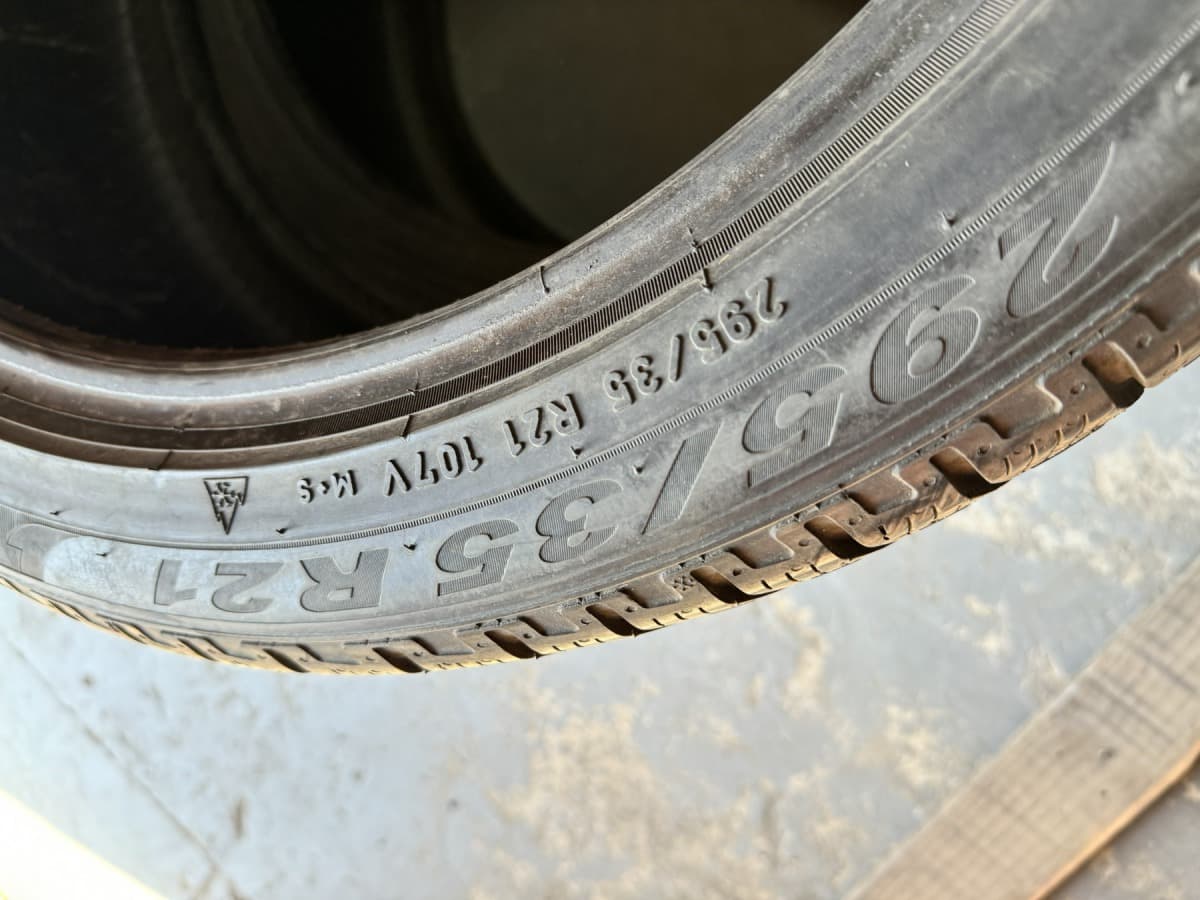 Вживані шини Pirelli ScorpionWinter 295/35 R 21