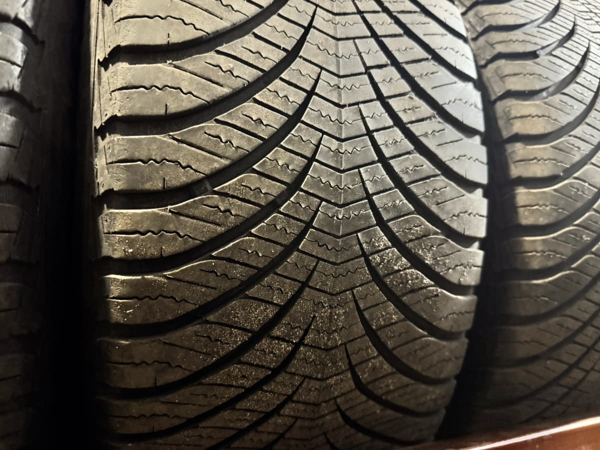 Вживані шини GoodYear Vector 4 Season 225/55 R 17