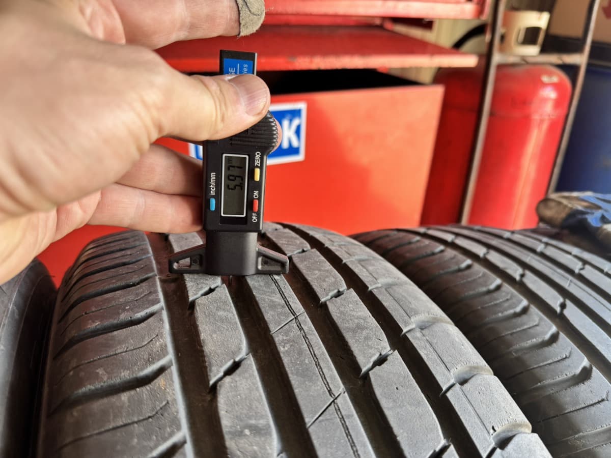Вживані шини Nokian Hakka Blue 215/65 R 16