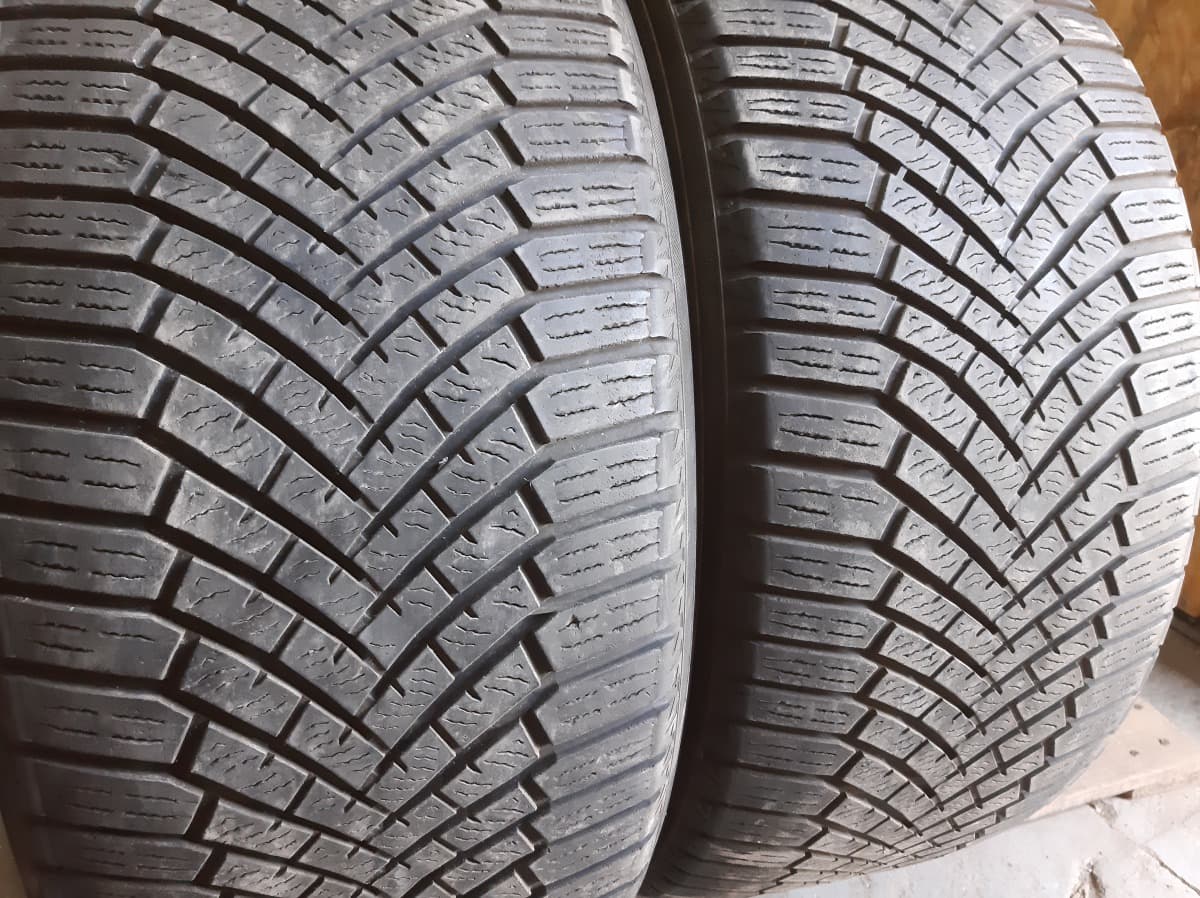 Придбати вживані шини Yokohama BluEarthWinter V906   255/40 R 20