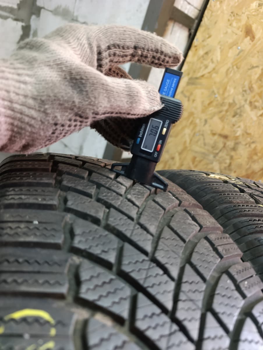 Вживані шини Bridgestone Blizzak- LM005 .    . . 225/60 R 17
