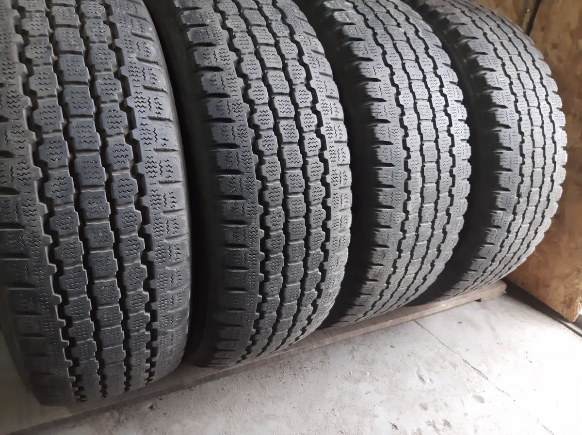 Придбати вживані шини Bridgestone Blizzak W800 225/70 R 15C Вживані шини з Європи Bridgestone Blizzak W800 225/70 R 15C