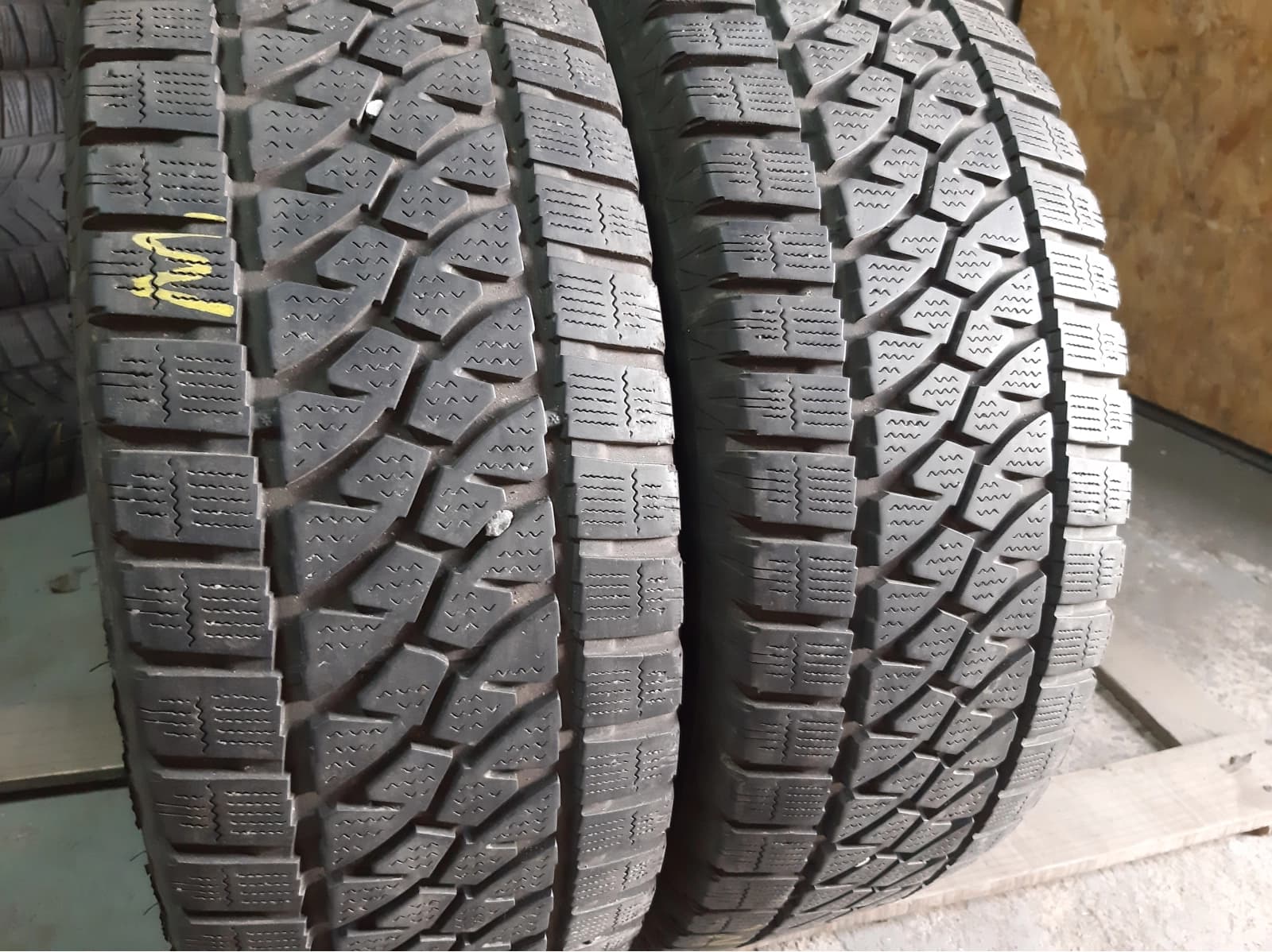 Придбати вживані шини Bridgestone Blizzak W810 235/65 R 16C Вживані шини з Європи Bridgestone Blizzak W810 235/65 R 16C