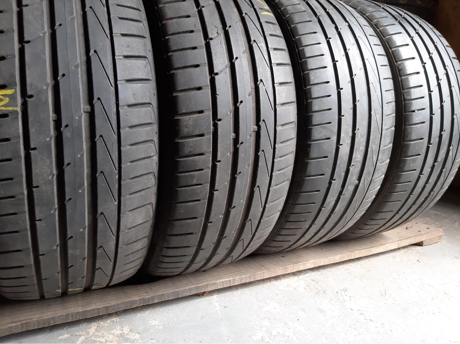 Придбати вживані шини Hankook Ventus S1 Evo 2 225/45 R 17 Вживані шини з Європи Hankook Ventus S1 Evo 2 225/45 R 17