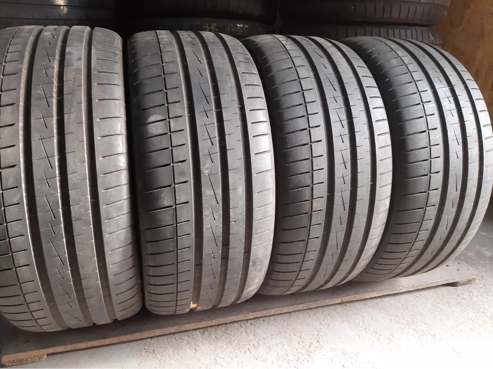 Придбати вживані шини Vredestein Ultrac Varti 255/40 R 19 Вживані шини з Європи Vredestein Ultrac Varti 255/40 R 19