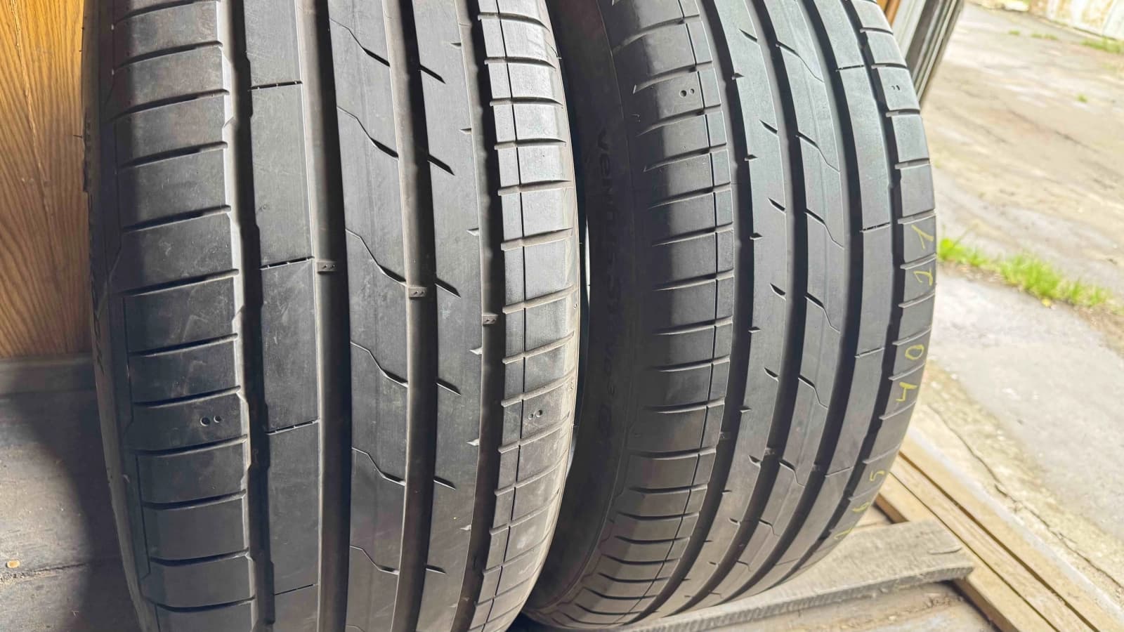 Придбати вживані шини Hankook Ventus S1 Evo 3 ev 265/40 R 21 Вживані шини з Європи Hankook Ventus S1 Evo 3 ev 265/40 R 21