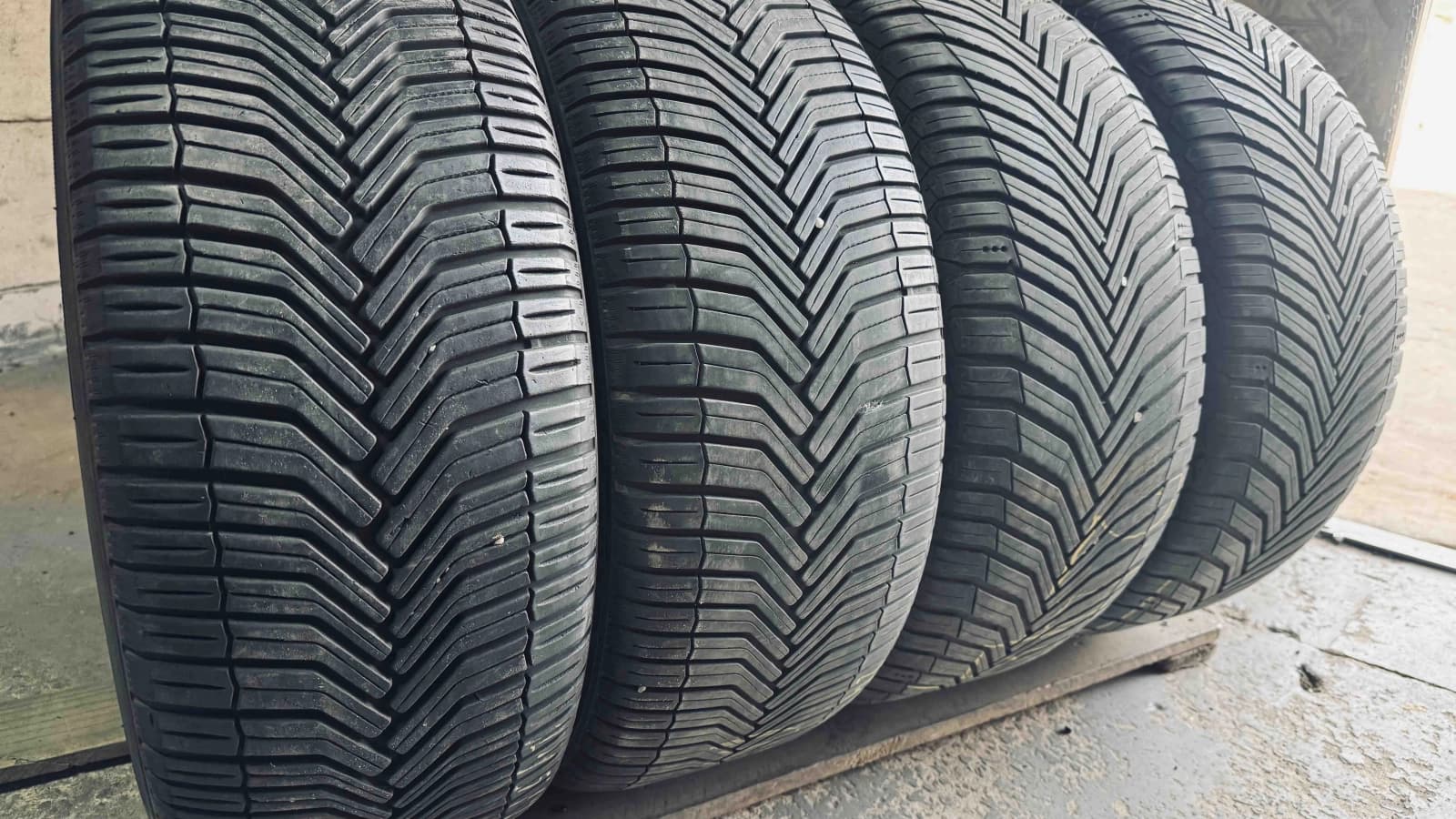 Придбати вживані шини Michelin Cross Climate 245/45 R 18 Вживані шини з Європи Michelin Cross Climate 245/45 R 18