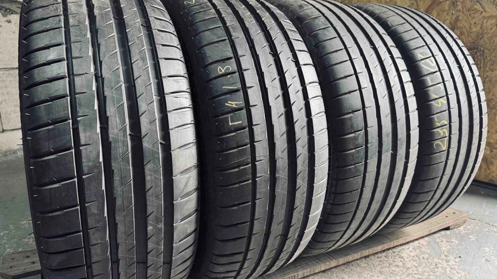 Придбати вживані шини Michelin Pilot Sport 4 . 235/45 R 18 Вживані шини з Європи Michelin Pilot Sport 4 . 235/45 R 18