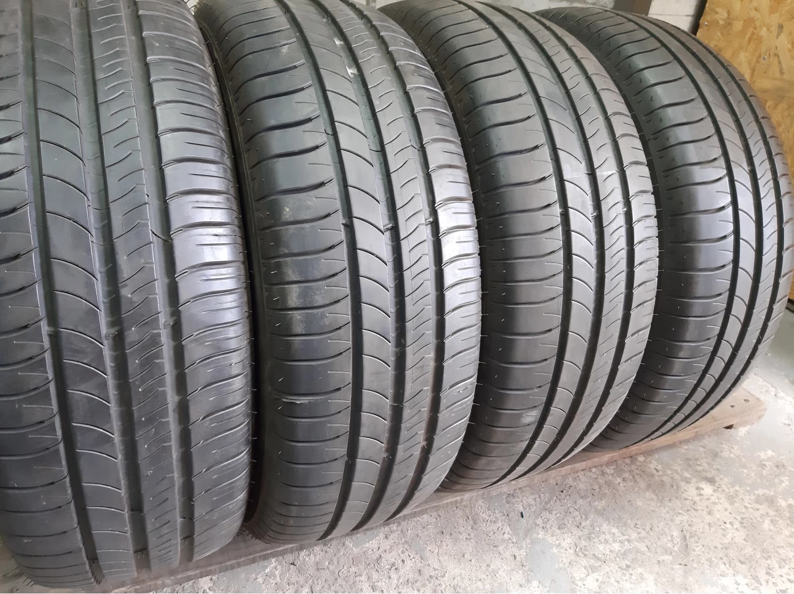 Придбати вживані шини Michelin Energy Saver . 215/60 R 16 Вживані шини з Європи Michelin Energy Saver . 215/60 R 16
