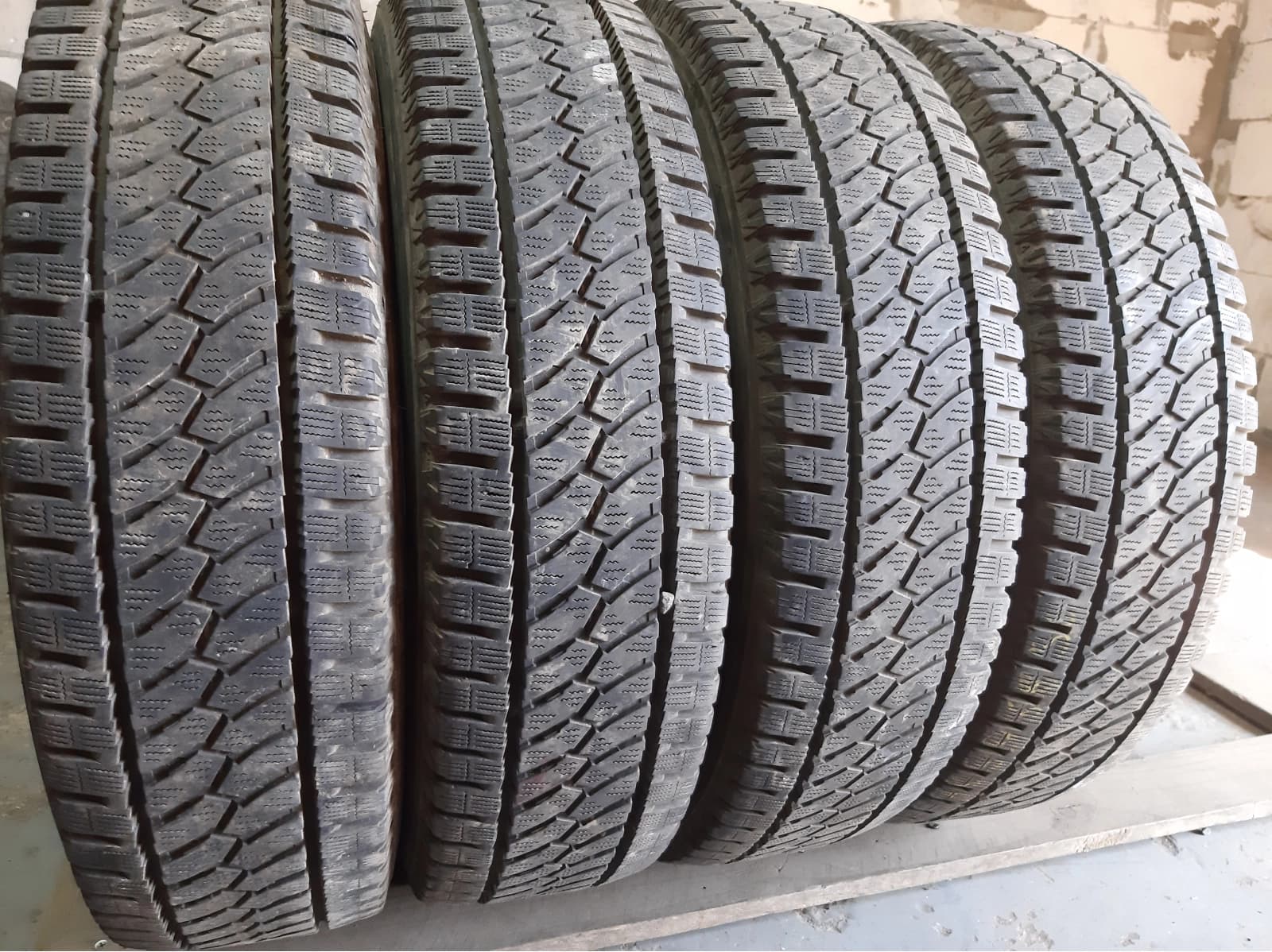 Придбати вживані шини Bridgestone Blizzak- W810 185/75 R 16C Вживані шини з Європи Bridgestone Blizzak- W810 185/75 R 16C