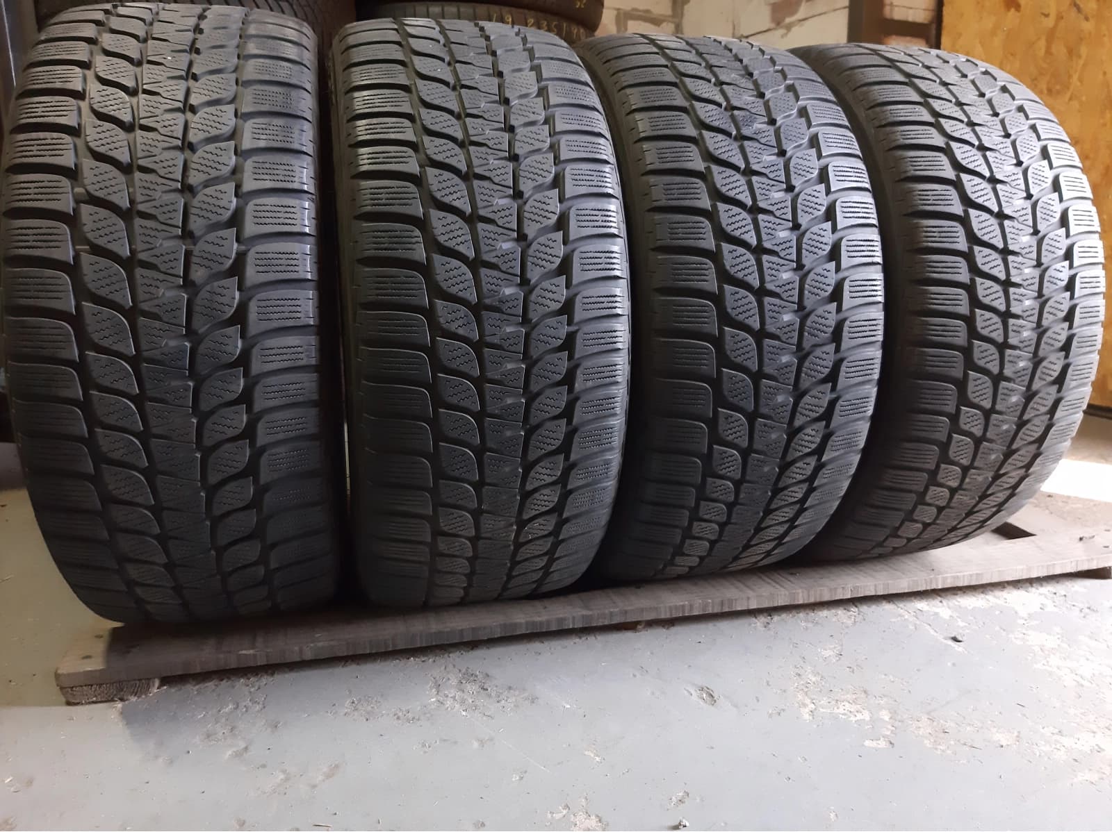 Придбати вживані шини Bridgestone Blizzak LM 25V . 245/45 R 17 Вживані шини з Європи Bridgestone Blizzak LM 25V . 245/45 R 17