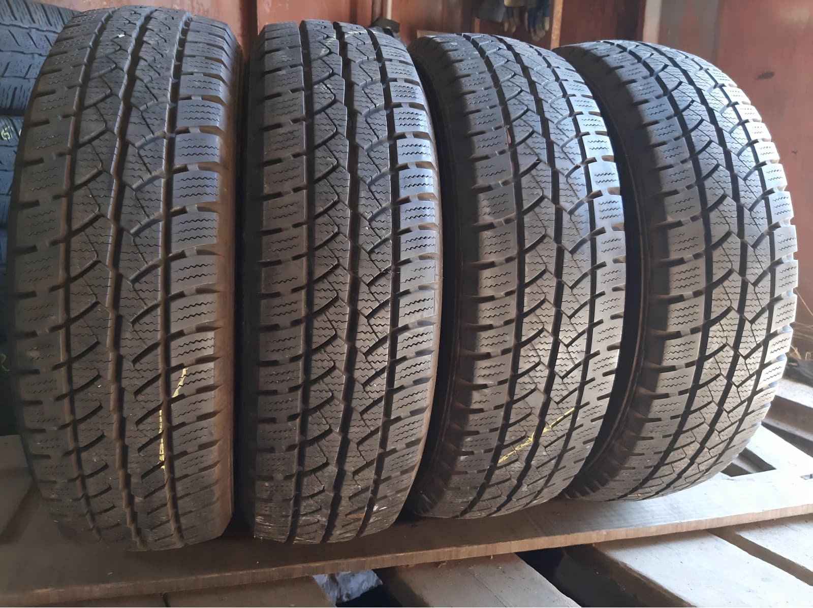Придбати вживані шини Semperit Van Grip 185/0 R 14C Вживані шини з Європи Semperit Van Grip 185/0 R 14C