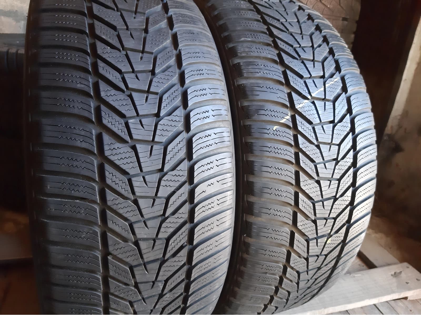 Придбати вживані шини Hankook Winter I Cept Evo 3 . . 225/40 R 19 Вживані шини з Європи Hankook Winter I Cept Evo 3 . . 225/40 R 19