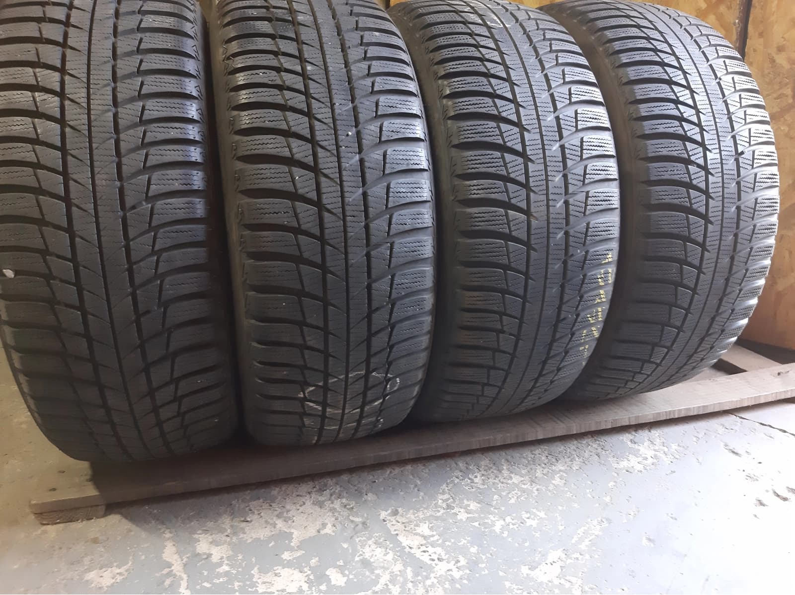 Придбати вживані шини Bridgestone Blizzak LM-32 / 235/45 R 18 Вживані шини з Європи Bridgestone Blizzak LM-32 / 235/45 R 18