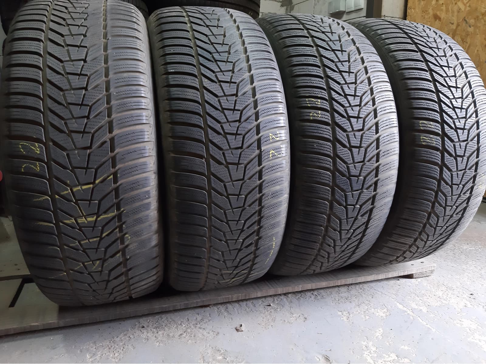 Придбати вживані шини Hankook Winter i*Cept evo 3x 255/50 R 20 Вживані шини з Європи Hankook Winter i*Cept evo 3x 255/50 R 20