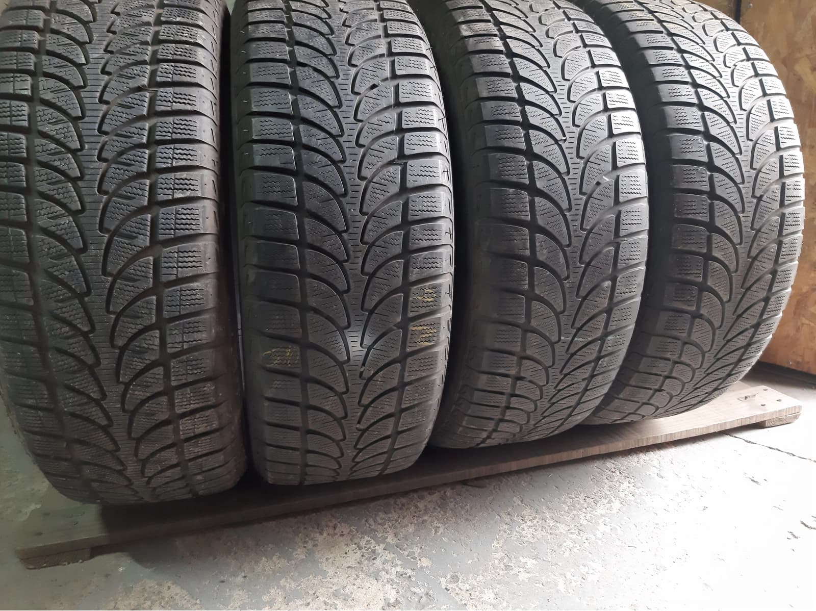 Придбати вживані шини Bridgestone Blizzak LM-80 Evo … . . 235/60 R 18 Вживані шини з Європи Bridgestone Blizzak LM-80 Evo … . . 235/60 R 18