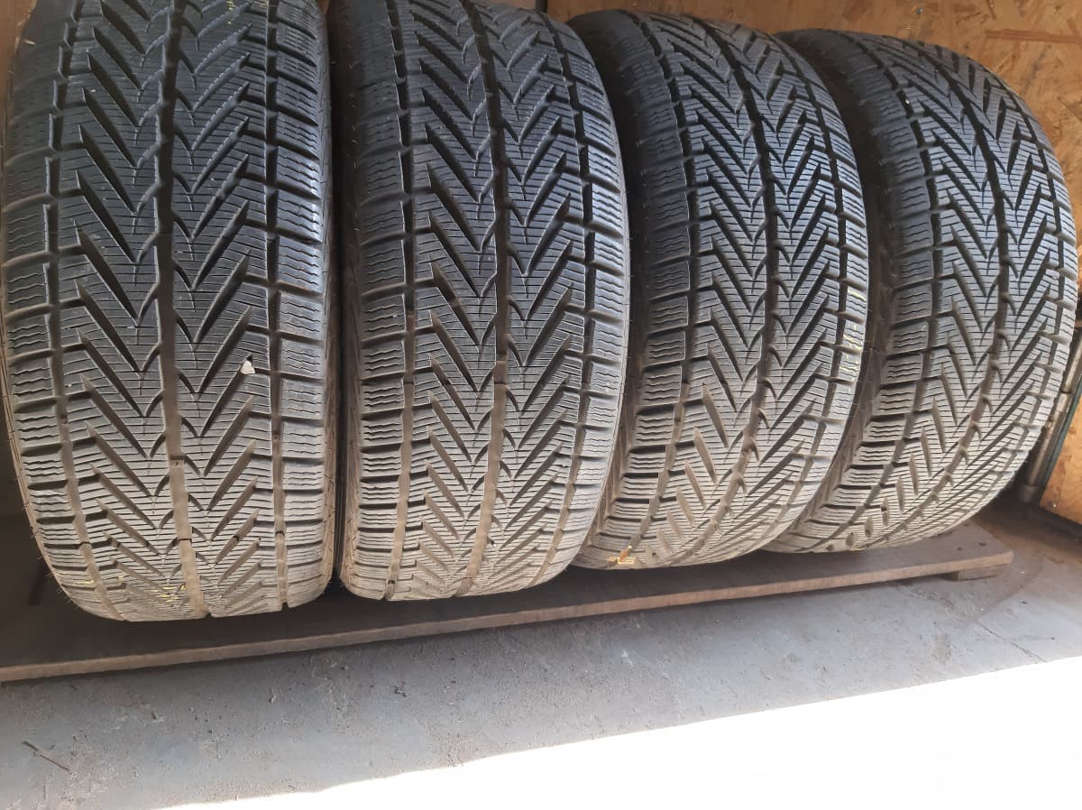 Придбати вживані шини Vredestein Wintrac Extreme 235/45 R 17 Придбати вживані шини Vredestein Wintrac Extreme 235/45 R 17