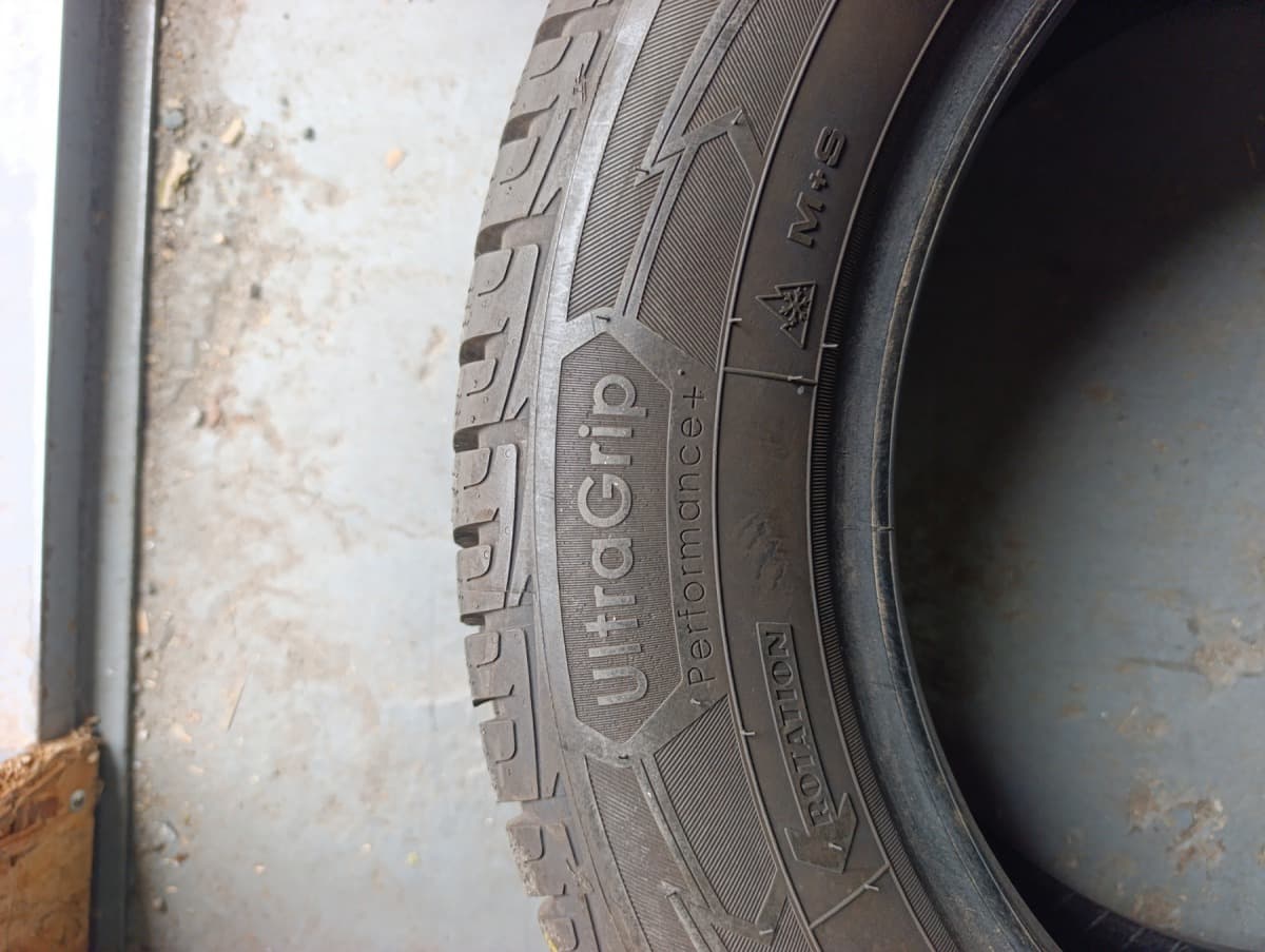 Шини б/у GoodYear Ultra Grip Performance 215/60 R 16 Вживані шини GoodYear Ultra Grip Performance 215/60 R 16