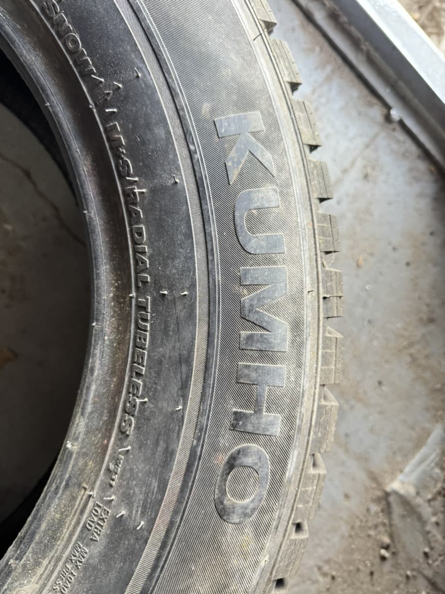 Шини б/у Kumho Winter Craft SUV WS 31 Ice 225/65 R 17 Вживані шини Kumho Winter Craft SUV WS 31 Ice 225/65 R 17