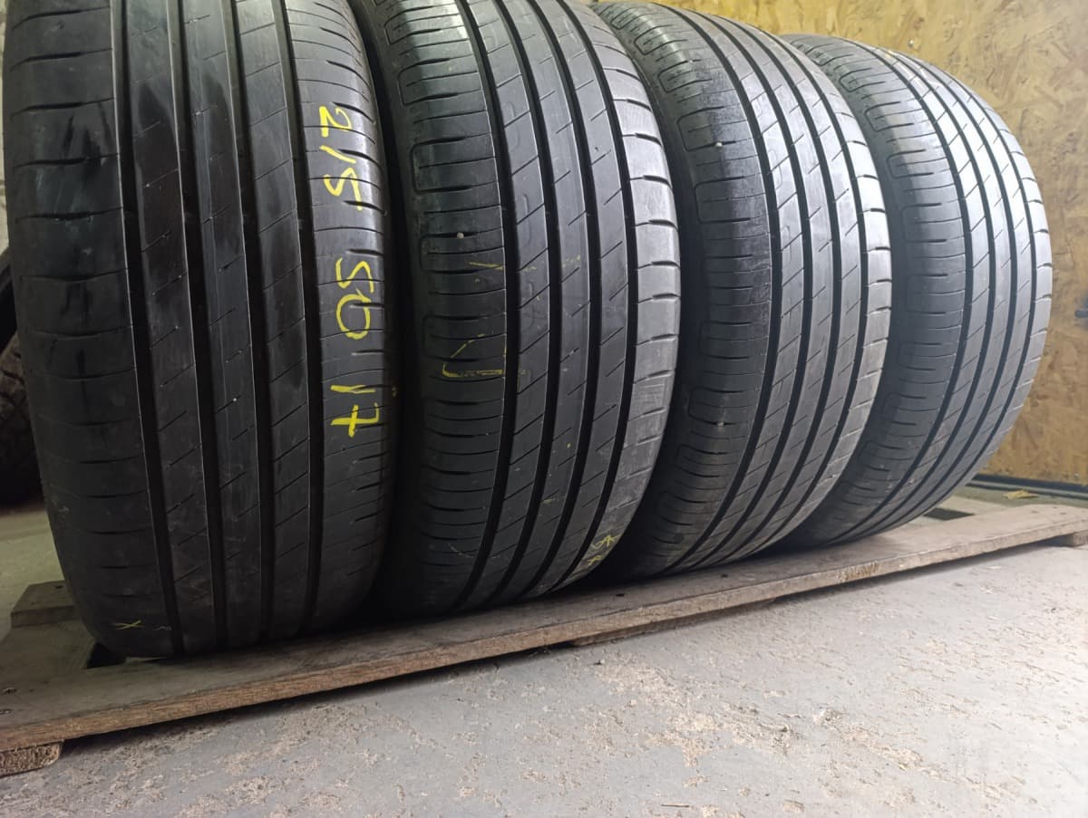 Придбати вживані шини GoodYear Efficient Grip . . 215/50 R 17 Придбати вживані шини GoodYear Efficient Grip . . 215/50 R 17