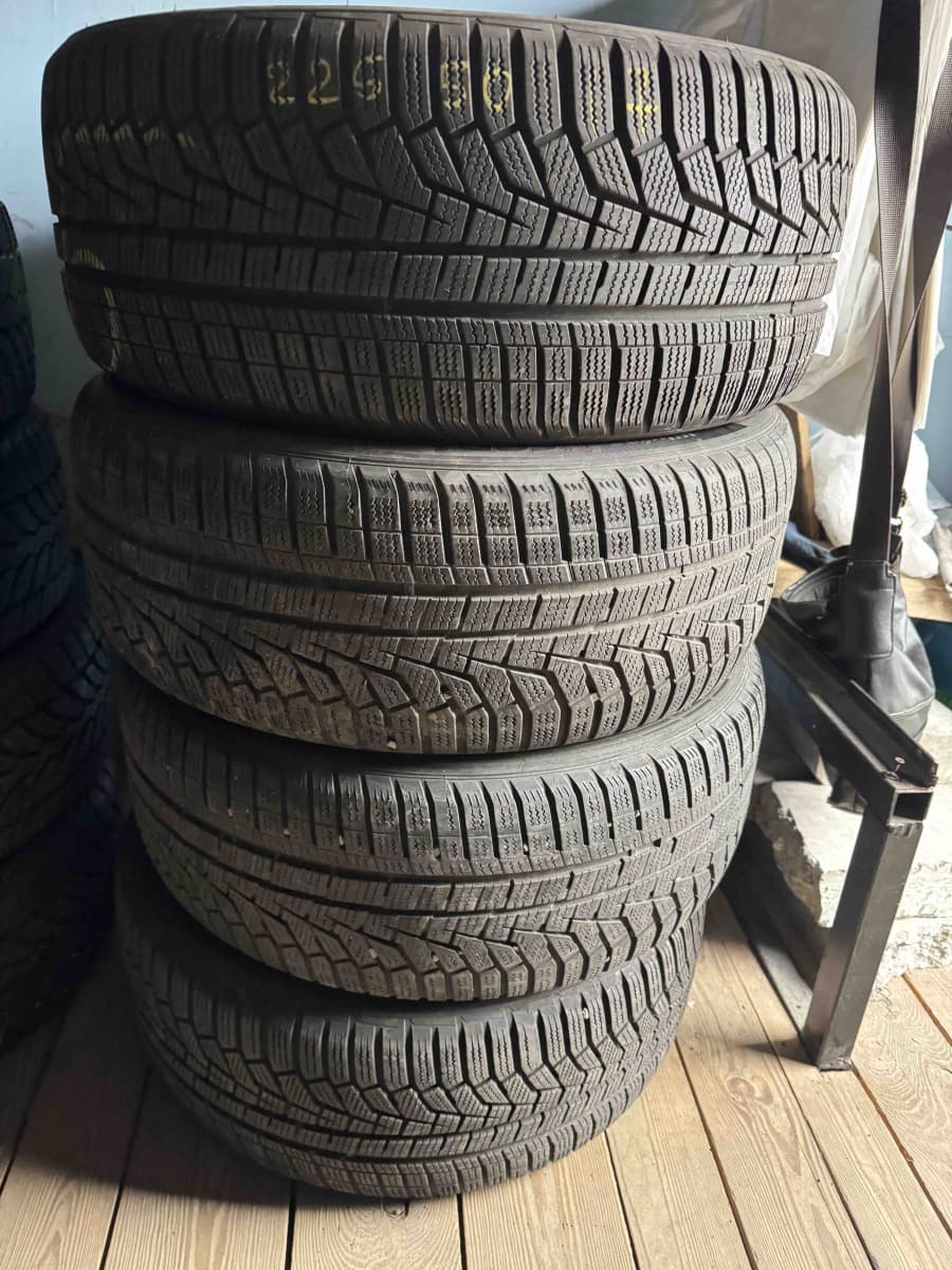 Придбати вживані шини Hankook Winter i*cept EVO 2 . 225/50 R 17 Придбати вживані шини Hankook Winter i*cept EVO 2 . 225/50 R 17
