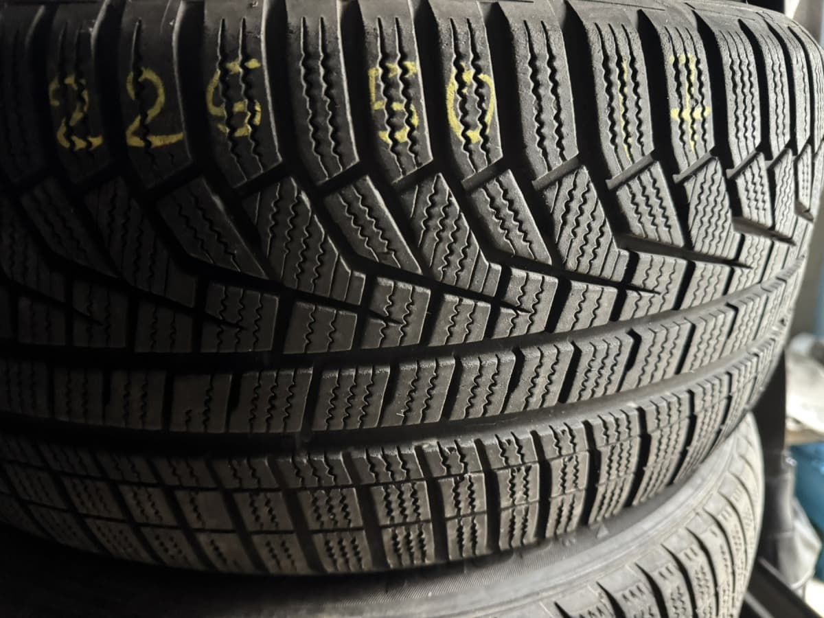 Шини б/у Hankook Winter i*cept EVO 2 . 225/50 R 17 Вживані шини Hankook Winter i*cept EVO 2 . 225/50 R 17