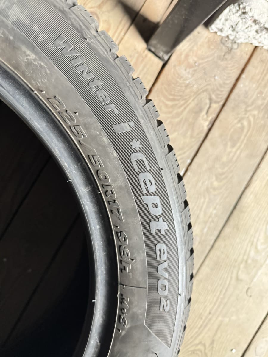 Шини б/у Hankook Winter i*cept EVO 2 . 225/50 R 17 Вживані шини Hankook Winter i*cept EVO 2 . 225/50 R 17