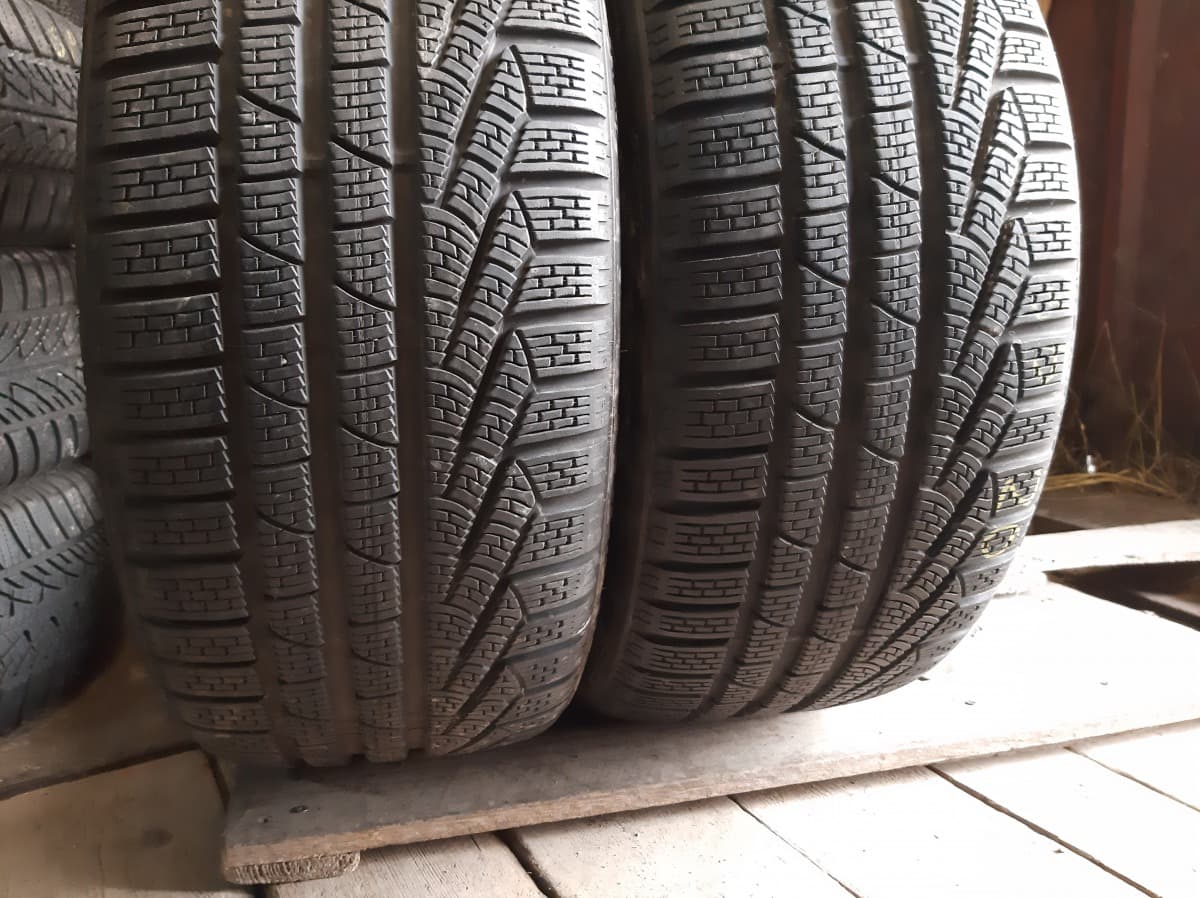 Придбати вживані шини Pirelli Sottozero Winter 240 … 245/35 R 20 Придбати вживані шини Pirelli Sottozero Winter 240 … 245/35 R 20