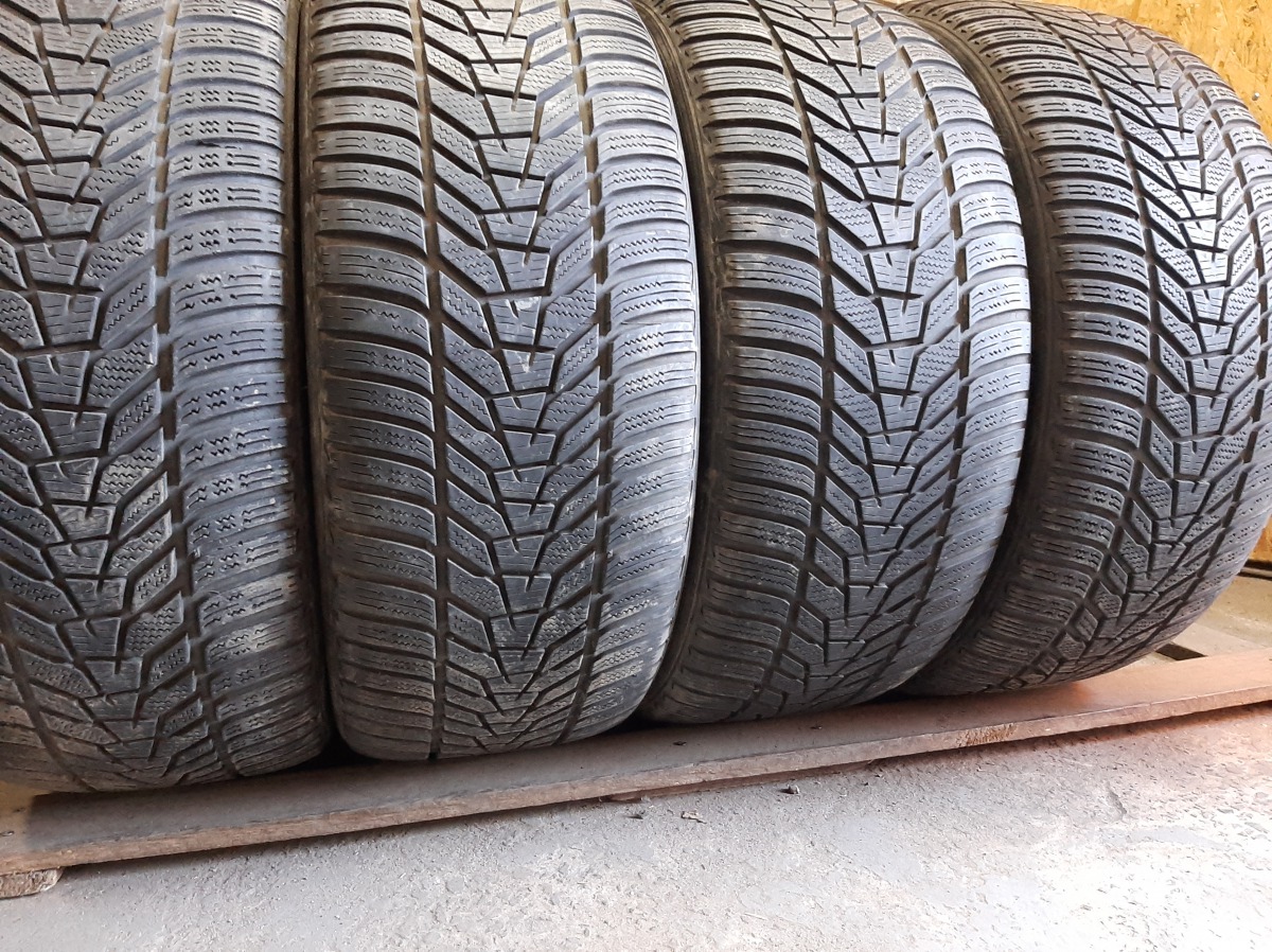 Придбати вживані шини Hankook Winter i*cept evo 3 245/40 R 20 Вживані шини з Європи Hankook Winter i*cept evo 3 245/40 R 20