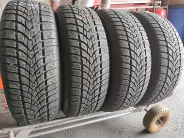 Шини на авто в хорошому стані Dunlop SP Winter Sport 4D       шириною 215 висотою 60 радіусом R 17 низькі ціни