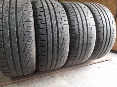 Уживані шини з Європи Pirelli Winter Serie 2 235/40 R 19 Шини на авто в хорошому стані Pirelli Winter Serie 2 шириною 235 висотою 40 радіусом R 19 низькі ціни