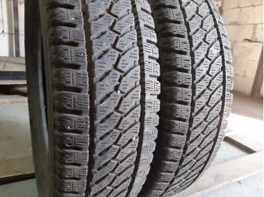 Шини на авто в хорошому стані Bridgestone Blizzak W810       шириною 185 висотою 75 радіусом R 16C низькі ціни
