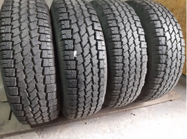 Шини на авто в хорошому стані Maxxis Winter Maxx LT шириною 215 висотою 70 радіусом R 15C низькі ціни