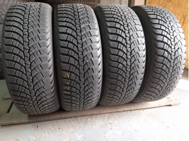 Шини на авто в хорошому стані Kumho Winter Craft WP71 шириною 215 висотою 55 радіусом R 17 низькі ціни
