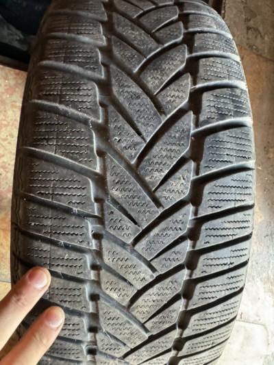 Шини на авто в хорошому стані Dunlop spwintersport M3 шириною 215 висотою 55 радіусом R 17 низькі ціни